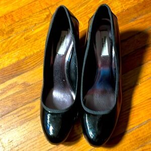 Simply Vera Vera Wang Black patent leather wedges with trim